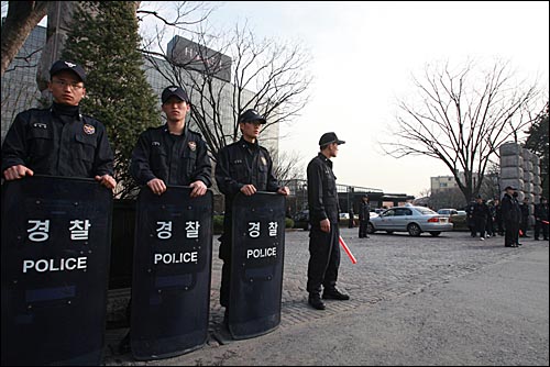 서울 하얏트호텔 입구에서 경찰들이 출입자와 차량을 통제하고 있다. 